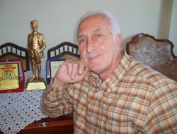 O şiir yazıyor, şiirler türküleşiyor