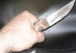 Şaka diye eşinin kafasına bıçak attı