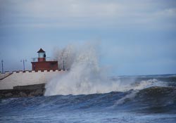 Karadeniz'de dev dalgalar kıyılara zarar verdi