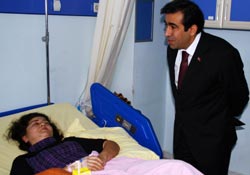 Vali Güzeloğlu'ndan yaralı öğrencilere ziyaret