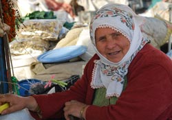 Köy pazarı kadınları yer istiyor