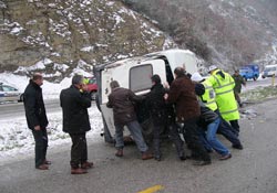 Öğretmen servisi devrildi:18 yaralı