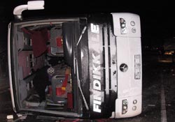 Buzda kayan otobüs devrildi! 31 yaralı!