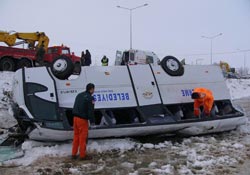 Otobüsü şarampole uçtu:1 ölü, 8 yaralı