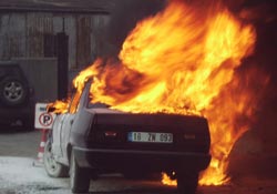 Park halindeki otoyu ateşe verdiler