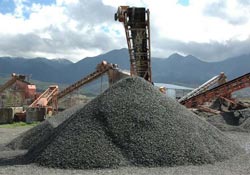 Taş kırma makinasında can verdi