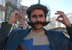 Bay bıyık'ın bıyıkları yarım metre oldu