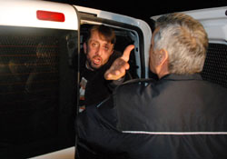 Tedavi için gelen doktoru bıçakladı