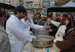 Mehter Marşı eşliğinde aşure dağıtımı