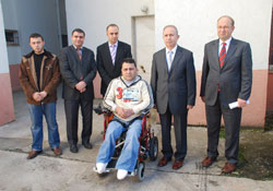 Egelli vatandaşa akülü araba yardımı