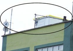 Apartman üstüne baz istasyonu kondurdular