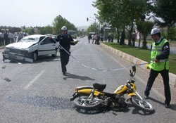 Motosiklet kamyona çarptı:1 yaralı