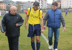 Maç sırasında kolu çıktı