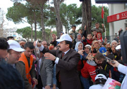 Ünye'de vatandaşa lale dağıtıldı