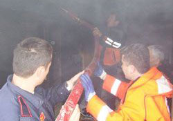 Yangın bir binayı kül etti