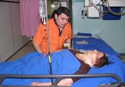 Pazar şemsiyenin altında hastanelik oldu