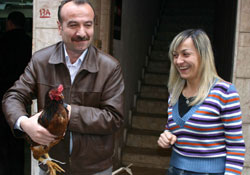 Elektrik kesintisine horoz kesmeli eylem