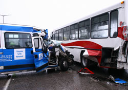 3 araç birbirine girdi:3 yaralı