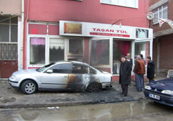 Park halindeki otoyu ateşe verdiler