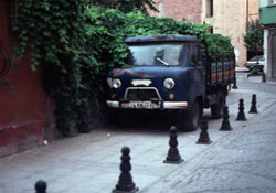 Çaldıkları araç bozulunca bırakıp kaçtılar