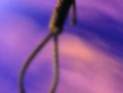 Kendini ağaca asarak intihar etti