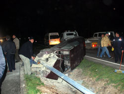 Otomobil direğe çarptı:2 yaralı