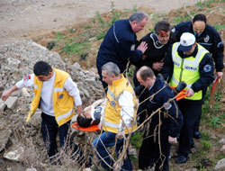 Otomobil dereye uçtu:2 yaralı