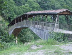 Korgan'da çatılı köprü şaşırtıyor