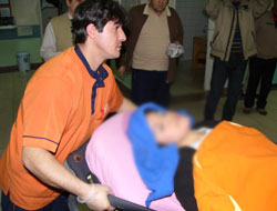 Denize atlayan kadını polis kurtardı