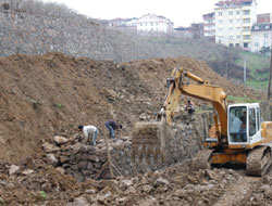 Belediyeden eğimli araziye perde duvar