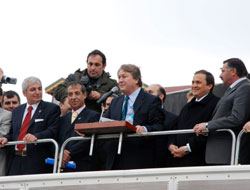 Sezer'den Baykal'a "solun önününden çekil"