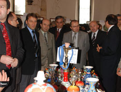 Mahkumlardan el sanatları sergisi