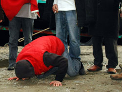 Yurda dönen balıkçılar toprağı öptüler