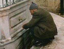 Cami avlusunda 18 in dolarını çaldılar