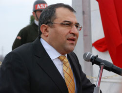 Açılışta Valiye mikrofon azizliği