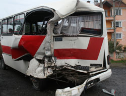 İtfaiye dolmuşa çarptı:4 yaralı