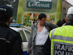 Yol verme kavgasında sopalar konuştu:2 yaralı