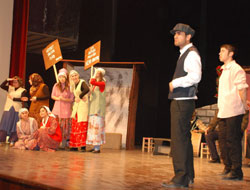 "Komşu Köyün Delisi" sahnelendi