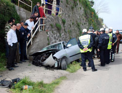 Otomobil kanal duvarına çarptı:4 yaralı