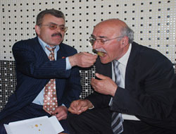 Aynı oyu aldılar biri muhtarlıktan feragat etti