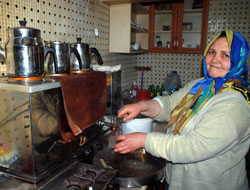 Çay ocağına bayan eli değdi