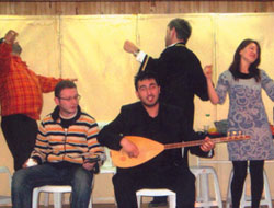 "Medya maymunu" cezaevinde perde açtı