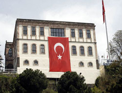 GÜ binasına dev bayrak