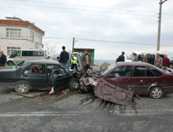 Otomobil karşı şeride geçti:5 yaralı