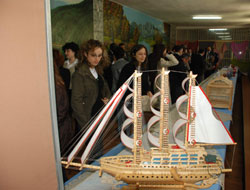 Bayan tutuklulardan el sanatları sergisi