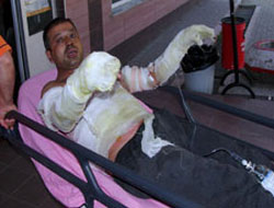 Kahraman baba çocuklarını alevlerin içinden aldı