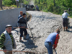 Köylüler kolları beton yol için sıvadı
