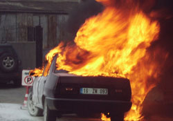 İntikam için arabasını yaktı