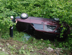 Şarampole uçtu aracı bırakıp kaçtı