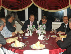 Kaban meclis üyeleriye yemekte